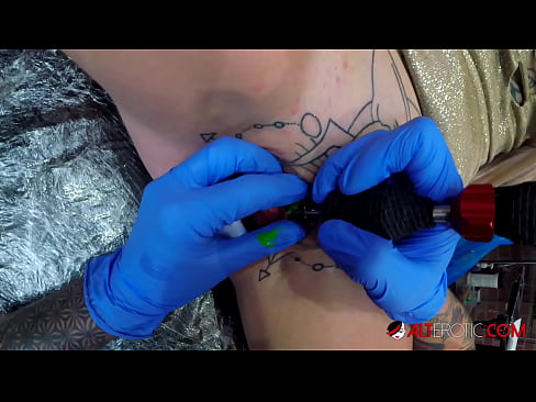 ❤️ Fìor tattooed hottie Sully Savage fhuair tattoo air a clitoris ❤️ Gnè càileachd aig gd.porn33.top